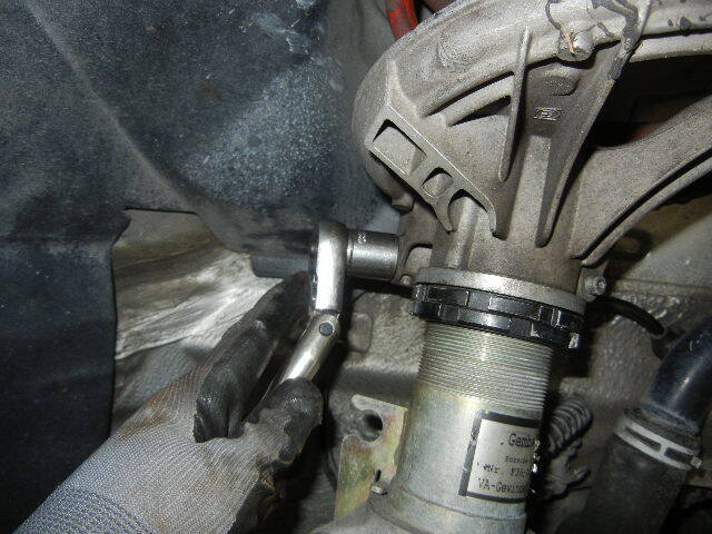 Porsche 996 Turbo disconnecting the sway bar link Porsche 996 Turbo disconnecting the sway bar link